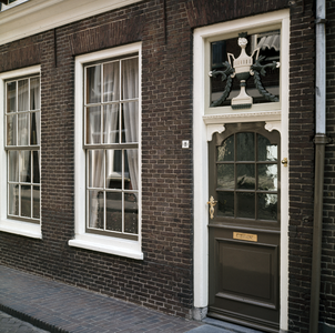 119950 Gezicht op de voorgevel van een huis te Oudewater.